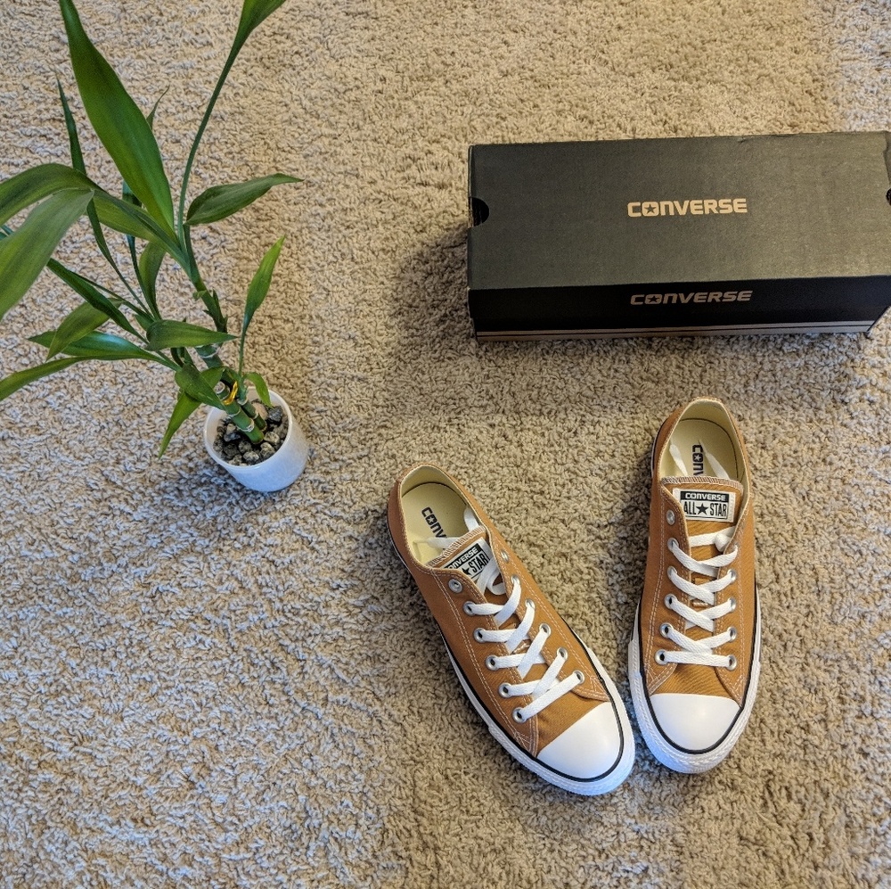 Converse shoes low tops raw sugar Size 7.5/9.5